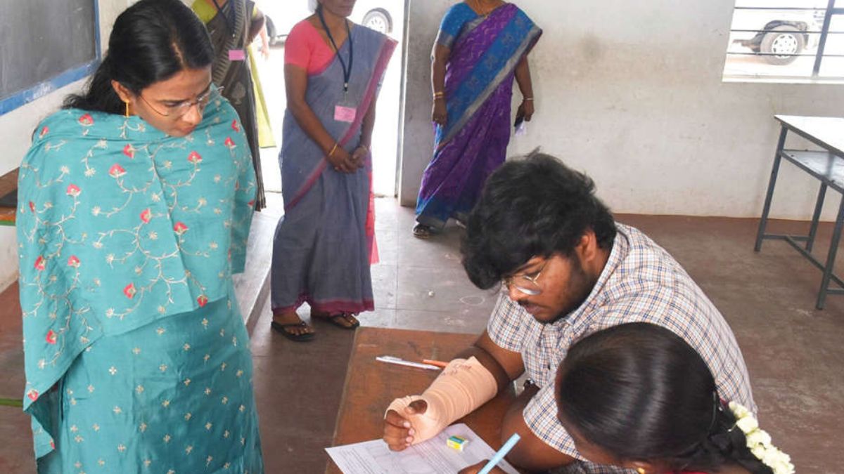 பிளஸ்-2 பொதுத்தேர்வு: நாமக்கல் குறிஞ்சி பள்ளியில் மாற்றுத்திறனாளி மாணவர்களுக்கான சிறப்பு வசதிகளை நேரில் ஆய்வு செய்தார் கலெக்டர் துர்காமூர்த்தி!