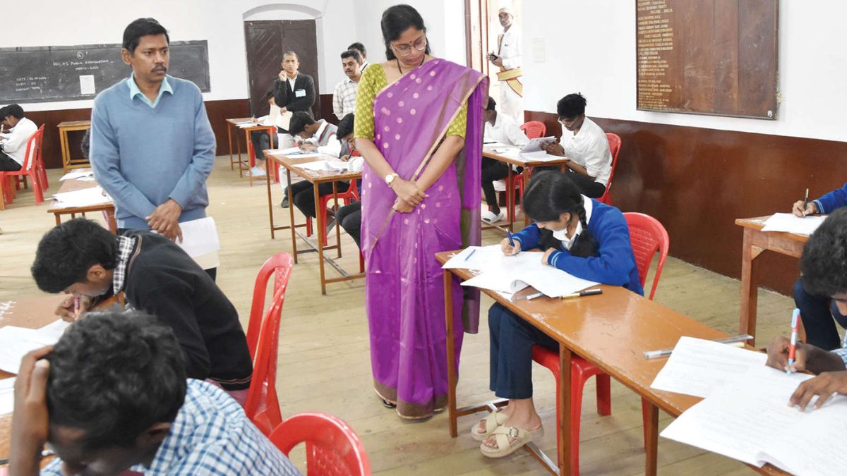 உதகை பள்ளியில் பிளஸ்-2 பொதுத்தேர்வு தீவிரம்: கலெக்டர் லட்சுமி பவ்யா தண்ணீரு நேரில் அதிரடி ஆய்வு – பறக்கும் படையினர் கண்காணிப்பு தீவிரம்!