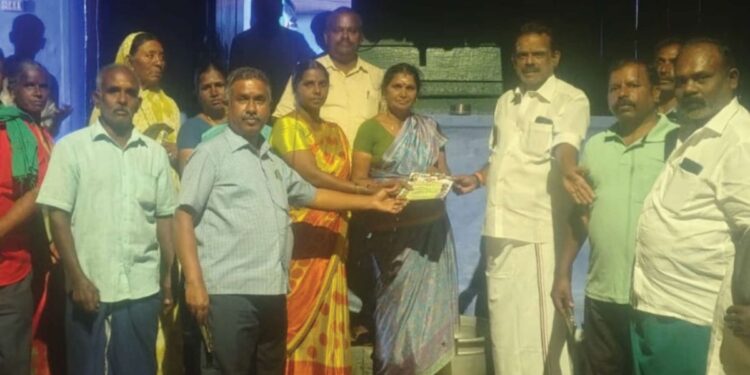 வால்பாறை எஸ்டேட் பகுதிகளில் அண்ணா திமுகவின் அதிரடித் திண்ணைப் பிரச்சாரம்: இரட்டை இலைக்கு குவியும் ஆதரவு – வீடு வீடாக வாக்கு சேகரிப்பு!