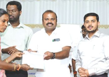 சொந்த வீடே எளிய மக்களின் கனவு: பொள்ளாச்சி, கிணத்துக்கடவில் 183 பேருக்கு வீட்டுமனைப் பட்டாக்கள் வழங்கி எம்.பி. ஈஸ்வரசாமி அதிரடி!