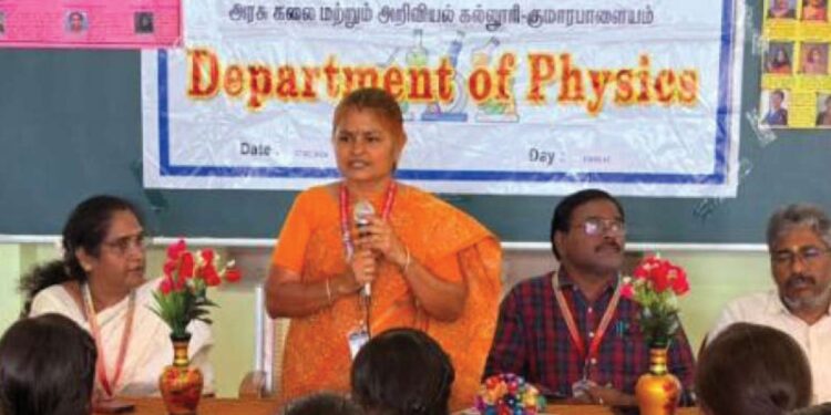 குமாரபாளையம் அரசு கல்லூரியில் இளைய விஞ்ஞானிகளின் சங்கமம் !