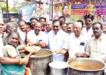 “எடப்பாடியார்தலைமையில்பொற்காலஆட்சிமலரும்” – மதுரையில்எம்.ஜி.ஆர். விழாவில்மட்டன்பிரியாணிவிருந்துடன்தேர்தல்முழக்கமிட்டசெல்லூர்கே.ராஜூ!