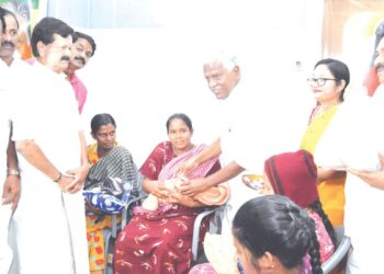 கிருஷ்ணகிரி அரசு மருத்துவமனையில் பிறந்த  25 குழந்தைகளுக்கு தங்கமோதிரம் அணிவித்து கே.பி.முனுசாமி வாழ்த்து!