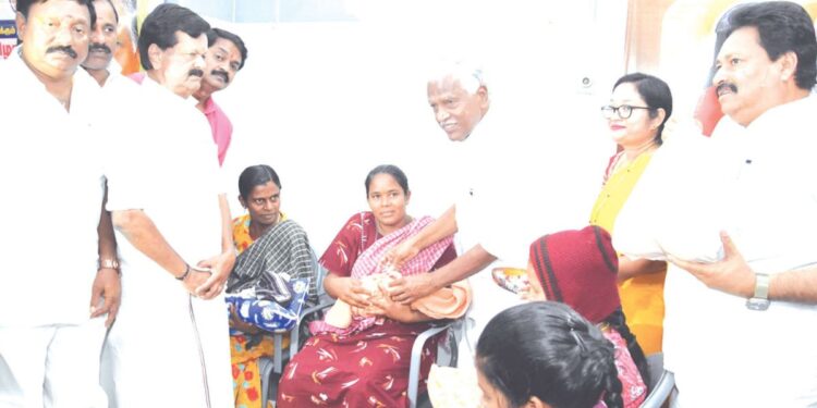 கிருஷ்ணகிரி அரசு மருத்துவமனையில் பிறந்த  25 குழந்தைகளுக்கு தங்கமோதிரம் அணிவித்து கே.பி.முனுசாமி வாழ்த்து!