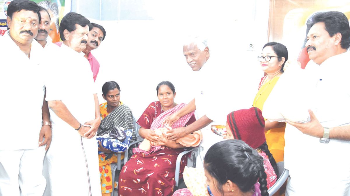 கிருஷ்ணகிரி அரசு மருத்துவமனையில் பிறந்த  25 குழந்தைகளுக்கு தங்கமோதிரம் அணிவித்து கே.பி.முனுசாமி வாழ்த்து!
