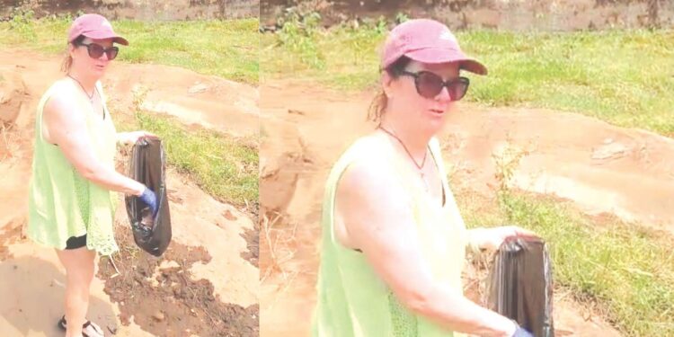 அதிரப்பள்ளியில் நெகிழ்ச்சி: மலைபோல் குவிந்த பிளாஸ்டிக் கழிவுகளைத் தனியாக அகற்றிய வெளிநாட்டுப் பெண்மணியின் ‘சுற்றுச்சூழல்’ பாடம்!