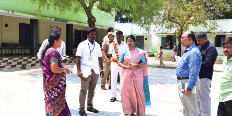 “தேர்தல் களம் தயார்!” – நாமக்கல் வாக்குச்சாவடிகளில் கலெக்டர் துர்காமூர்த்தி அதிரடி ஆய்வு; பாதுகாப்பு ஏற்பாடுகள் தீவிரம்!