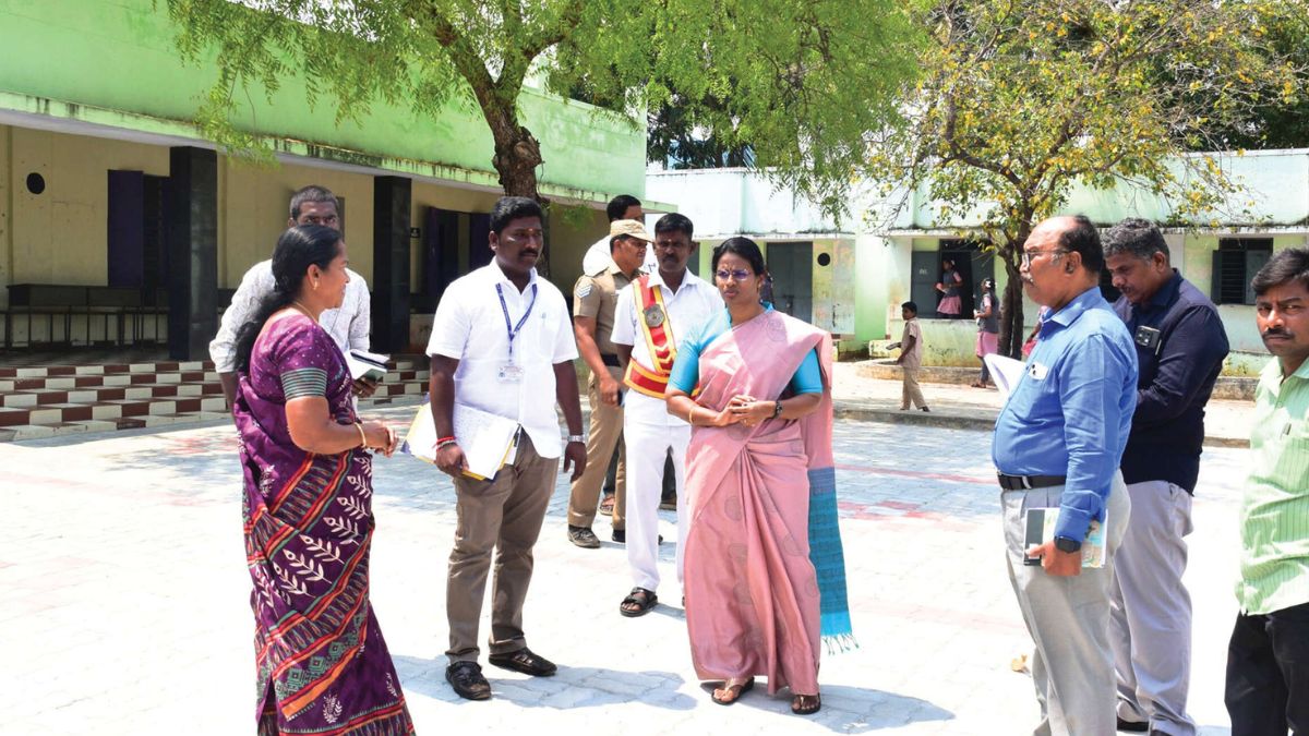“தேர்தல் களம் தயார்!” – நாமக்கல் வாக்குச்சாவடிகளில் கலெக்டர் துர்காமூர்த்தி அதிரடி ஆய்வு; பாதுகாப்பு ஏற்பாடுகள் தீவிரம்!