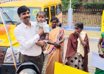 ஈரோட்டில்ரூ.1.25 கோடி மதிப்பிலான வேளாண்கருவிகள் மற்றும் பள்ளி வாகனத்தை வழங்கினார் கலெக்டர் கந்தசாமி!