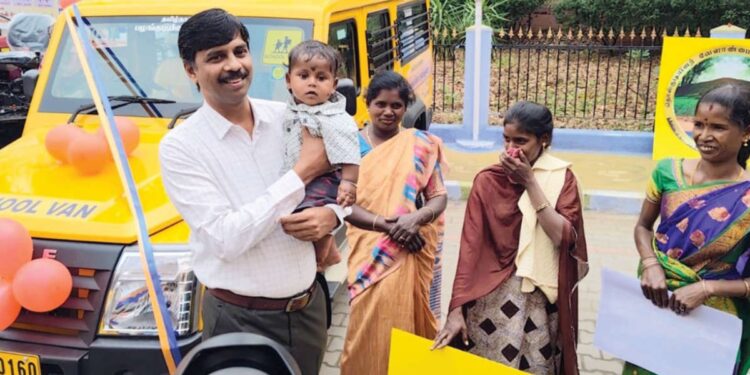 ஈரோட்டில்ரூ.1.25 கோடி மதிப்பிலான வேளாண்கருவிகள் மற்றும் பள்ளி வாகனத்தை வழங்கினார் கலெக்டர் கந்தசாமி!