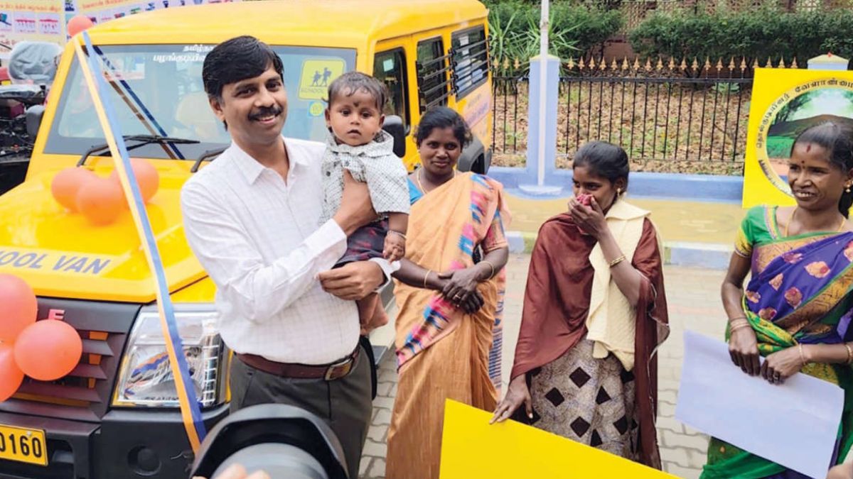 ஈரோட்டில்ரூ.1.25 கோடி மதிப்பிலான வேளாண்கருவிகள் மற்றும் பள்ளி வாகனத்தை வழங்கினார் கலெக்டர் கந்தசாமி!