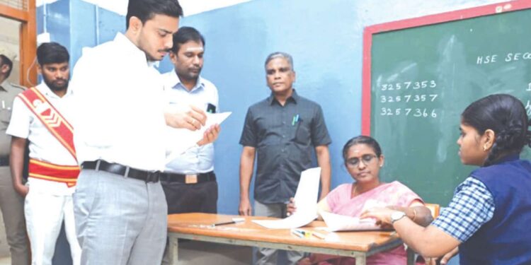 பிளஸ்-2 பொதுத்தேர்வு கோலாகலத் தொடக்கம்: கோவை சித்தாபுதூர் பள்ளியில் கலெக்டர் பவன்குமார் கிரியப்பனவர் அதிரடி ஆய்வு!