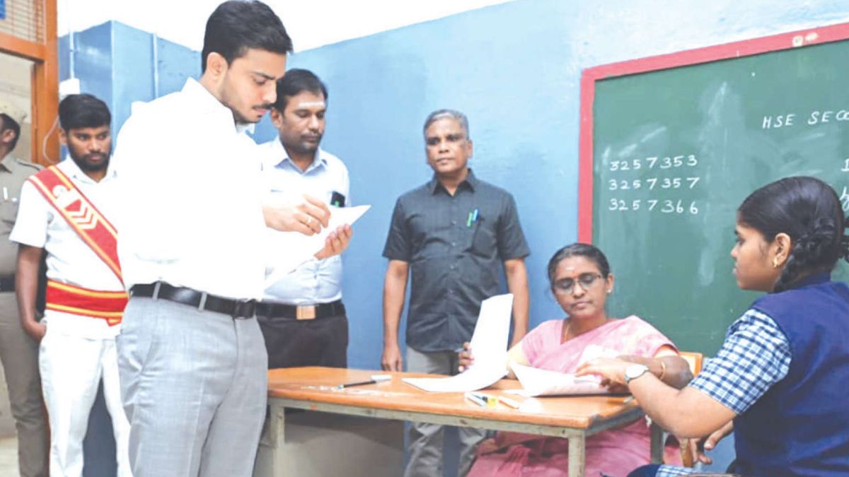 பிளஸ்-2 பொதுத்தேர்வு கோலாகலத் தொடக்கம்: கோவை சித்தாபுதூர் பள்ளியில் கலெக்டர் பவன்குமார் கிரியப்பனவர் அதிரடி ஆய்வு!