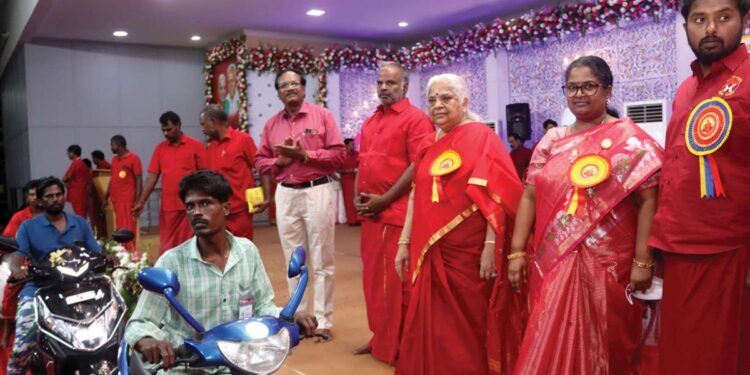 மேல்மருவத்தூரில் பக்திப் பெருவெள்ளம்: பங்காரு சித்தரின் 86-வது பிறந்தநாளில் ரூ.4 கோடி நலத்திட்ட உதவிகள் – உலக சாதனை சான்றிதழ் வழங்கி கௌரவிப்பு!