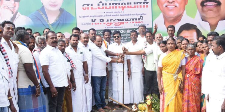 வேப்பனஹள்ளி மக்களின் நீண்டகாலக் கனவு நனவானது: ரூ.66 லட்சத்தில் புதிய தார்சாலைப் பணிகளைத் தொடங்கி வைத்தார் எம்.எல்.ஏ அசோக்குமார்!