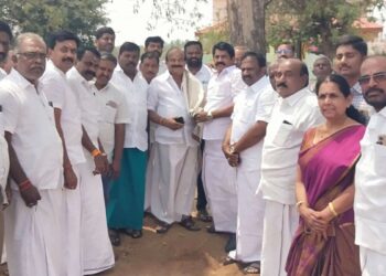 அண்ணா திமுகவில் இணைந்த மு.க.அழகிரி பேரவை முக்கிய நிர்வாகி: முன்னாள் அமைச்சர் கே.சி.கருப்பணனை நேரில் சந்தித்து சத்யன் வாழ்த்து!