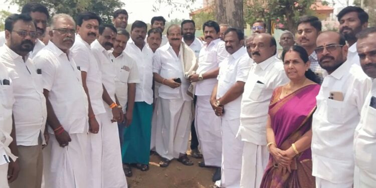 அண்ணா திமுகவில் இணைந்த மு.க.அழகிரி பேரவை முக்கிய நிர்வாகி: முன்னாள் அமைச்சர் கே.சி.கருப்பணனை நேரில் சந்தித்து சத்யன் வாழ்த்து!