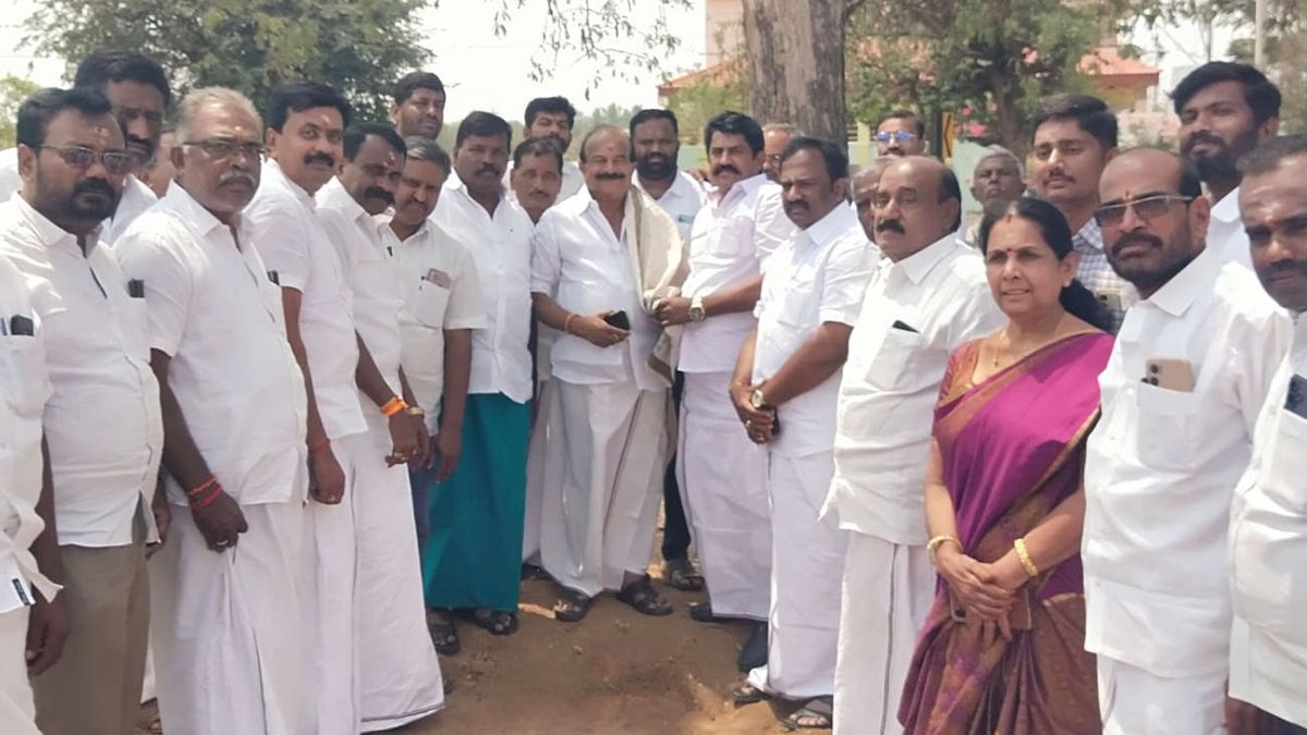 அண்ணா திமுகவில் இணைந்த மு.க.அழகிரி பேரவை முக்கிய நிர்வாகி: முன்னாள் அமைச்சர் கே.சி.கருப்பணனை நேரில் சந்தித்து சத்யன் வாழ்த்து!