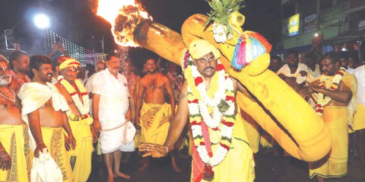 “காரமடையில் ஜோதி மயம்!” – 100 கிலோ பந்தம் ஏந்தி பக்தர்கள் பரவச நடனம்; அரிகரபுத்திரன் சன்னதியில் கோலாகலமான பந்த சேவை!