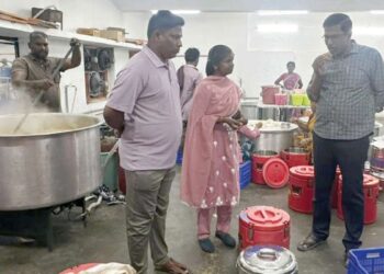 சேலத்தில் அதிரடி ஆய்வு: குடிநீர் விநியோகம் மற்றும் தூய்மைப் பணியாளர் உணவகங்களை நேரில் ஆய்வு செய்த கமிஷனர் இளங்கோவன்!