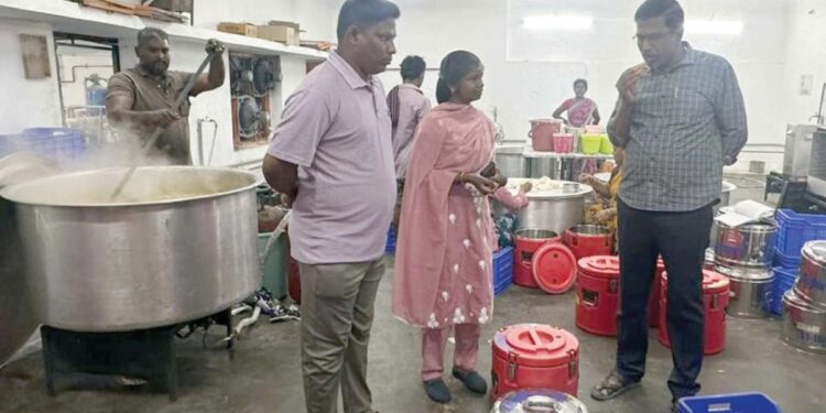 சேலத்தில் அதிரடி ஆய்வு: குடிநீர் விநியோகம் மற்றும் தூய்மைப் பணியாளர் உணவகங்களை நேரில் ஆய்வு செய்த கமிஷனர் இளங்கோவன்!