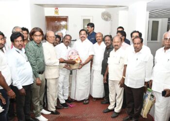 எடப்பாடியைச் சந்தித்த சித்த வைத்தியர்கள் கூட்டமைப்பு: அண்ணா தி.மு.க.விற்கு அதிரடி ஆதரவு – தேர்தல் களம் சூடுபிடிப்பு!