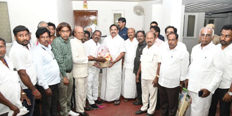 எடப்பாடியைச் சந்தித்த சித்த வைத்தியர்கள் கூட்டமைப்பு: அண்ணா தி.மு.க.விற்கு அதிரடி ஆதரவு – தேர்தல் களம் சூடுபிடிப்பு!