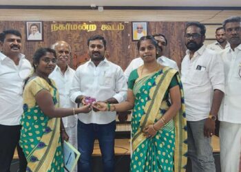 மகளிர் முன்னேற்ற மே நகராட்சியின் இலக்கு: குமாரபாளையத்தில் சுய உதவிக் குழு வினருக்கு அடையாள அட்டைகளை வழங்கினார் நகராட்சி தலைவர்!