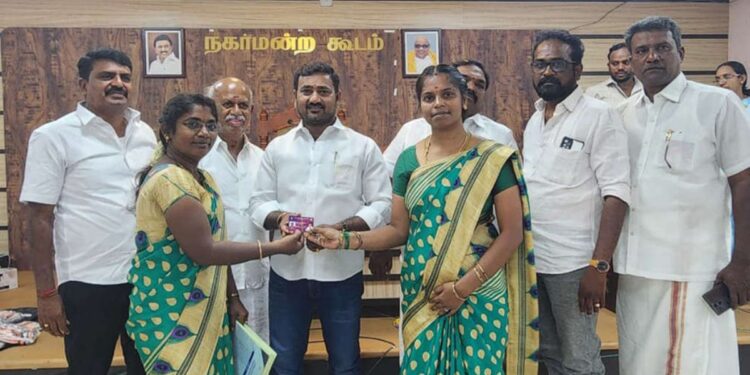 மகளிர் முன்னேற்ற மே நகராட்சியின் இலக்கு: குமாரபாளையத்தில் சுய உதவிக் குழு வினருக்கு அடையாள அட்டைகளை வழங்கினார் நகராட்சி தலைவர்!