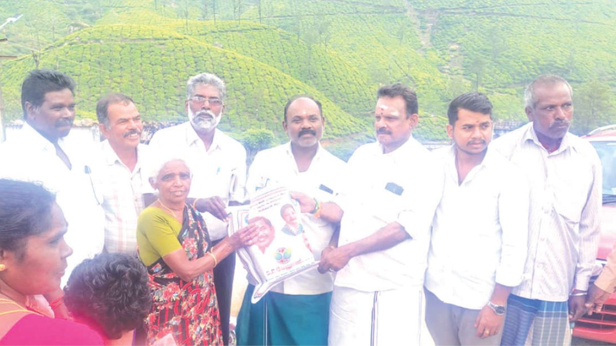 வால்பாறையில் எம்.ஜி.ஆர், ஜெயலலிதா, எடப்பாடியார் பிறந்தநாள் விழா – எஸ்டேட் தொழிலாளர்களுக்கு அள்ளி வழங்கப்பட்ட பரிசுப் பொருட்கள்!