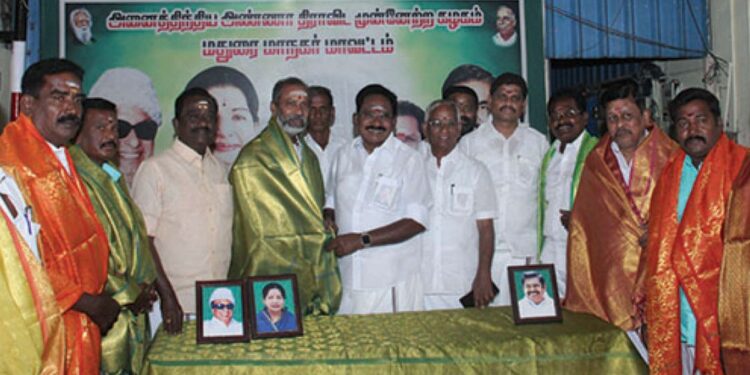 மதுரையில் ஓபிஎஸ் அணிக்கு பலத்த அடி: முன்னாள் அமைச்சர் செல்லூர் ராஜூ முன்னிலையில் அதிரடியாக அதிமுகவில் இணைந்த 25 நிர்வாகிகள்!