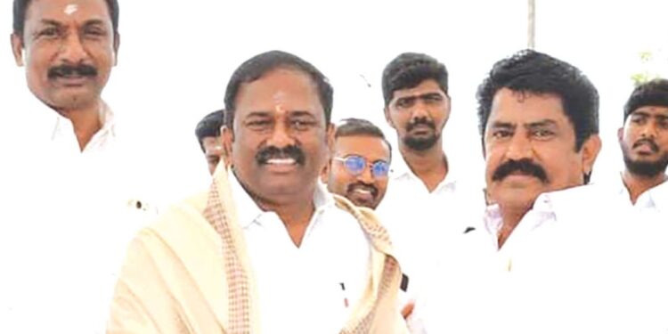 மு.க.அழகிரி ஆதரவாளர் திமுகவில் இருந்து விலகி எடப்பாடியார் முன்னிலையில் அதிமுகவில் திடீர் சங்கமம் – ஈரோடு அரசியலில் பெரும் திருப்பம்!