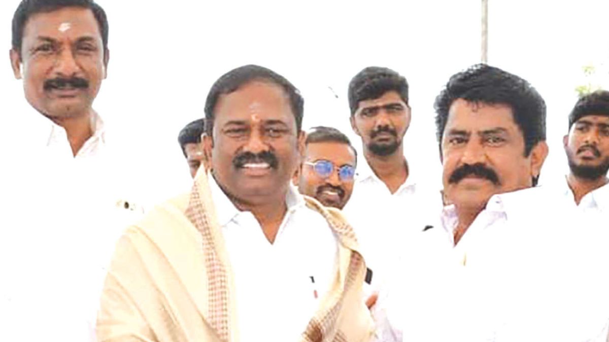 மு.க.அழகிரி ஆதரவாளர் திமுகவில் இருந்து விலகி எடப்பாடியார் முன்னிலையில் அதிமுகவில் திடீர் சங்கமம் – ஈரோடு அரசியலில் பெரும் திருப்பம்!