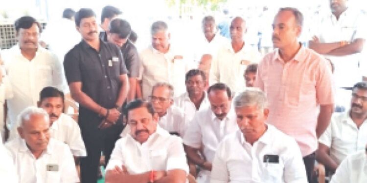 கோபியில் சோகம்: எடப்பாடி பழனிசாமியின் உறவினர் காலமானார் – நேரில் வந்து கண்ணீர் அஞ்சலி செலுத்திய அதிமுக பொதுச்செயலாளர்!