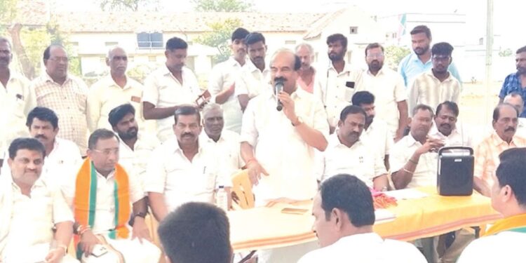 எடப்பாடியின் ஈரோடு சூறாவளிப் பிரச்சாரம்: அலை கடலெனத்திரண்டு வரகே .சி.கருப்பணன் அழைப்பு!