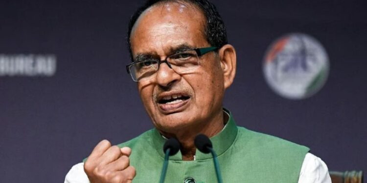 சர்வதேசப் போர் பதற்றத்தால் உரத் தட்டுப்பாடு: விவசாயிகளுக்குப் பயம் வேண்டாம், விரைவில் தீர்வு என மத்திய அமைச்சர் சிவ்ராஜ் சிங் சவுகான் உறுதி!