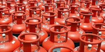 சர்வதேசப் போர் பதற்றத்தால் எகிறியது சிலிண்டர் விலை: சென்னையில் ரூ. 928.50 ஆக உயர்வு – இல்லத்தரசிகள் அதிர்ச்சி, அரசியல் களம் சூடுபிடிப்பு!