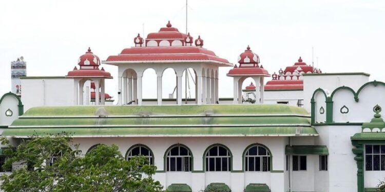 வேலை செய்யாமல் சம்பளம் பெறும் யூனியன் நிர்வாகிகள்: போக்குவரத்து ஊழியர்களை மாற்றுப்பணிக்கு அனுப்ப உயர்நீதிமன்றம் அதிரடி தடை!