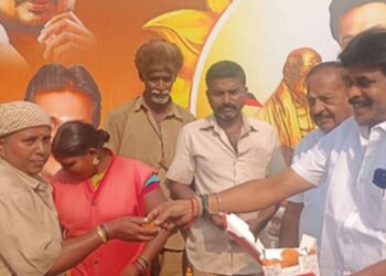 தேனி மண்ணில் முதல்வர் பிறந்தநாள் விழா: தூய்மைப் பணியாளர்களுக்கு நலத்திட்ட உதவிகள் வழங்கி அசத்திய திமுகவினர்!