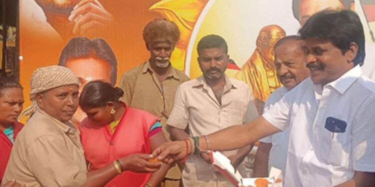 தேனி மண்ணில் முதல்வர் பிறந்தநாள் விழா: தூய்மைப் பணியாளர்களுக்கு நலத்திட்ட உதவிகள் வழங்கி அசத்திய திமுகவினர்!