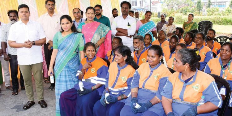 கடும் வெயிலில் பணியாற்றும் தூய்மைப் பணியாளர்களுக்கு ஜில்லென்று ஒரு நற்செய்தி: மேயர் பிரியா மோர் வழங்கும் திட்டத்தை அதிரடியாகத் தொடங்கினார்!