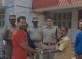 “குப்பையில் மின்னிய தங்கம்; நேர்மையில் ஜொலித்த செல்வி!” – 15 பவுன் நகையை ஒப்படைத்த தூய்மைப் பணியாளருக்கு போலீஸ் ஏஎஸ்பி பாராட்டு!