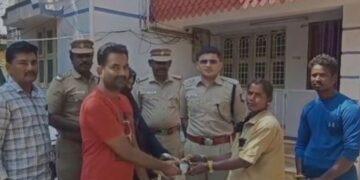 “குப்பையில் மின்னிய தங்கம்; நேர்மையில் ஜொலித்த செல்வி!” – 15 பவுன் நகையை ஒப்படைத்த தூய்மைப் பணியாளருக்கு போலீஸ் ஏஎஸ்பி பாராட்டு!