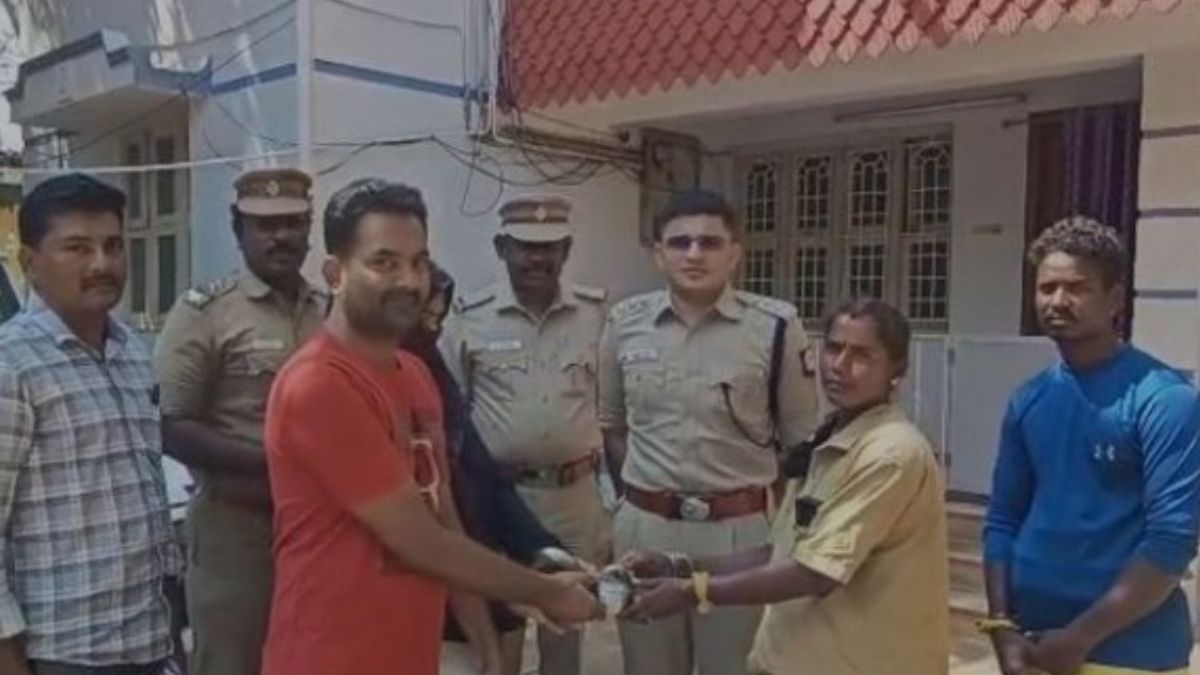 “குப்பையில் மின்னிய தங்கம்; நேர்மையில் ஜொலித்த செல்வி!” – 15 பவுன் நகையை ஒப்படைத்த தூய்மைப் பணியாளருக்கு போலீஸ் ஏஎஸ்பி பாராட்டு!