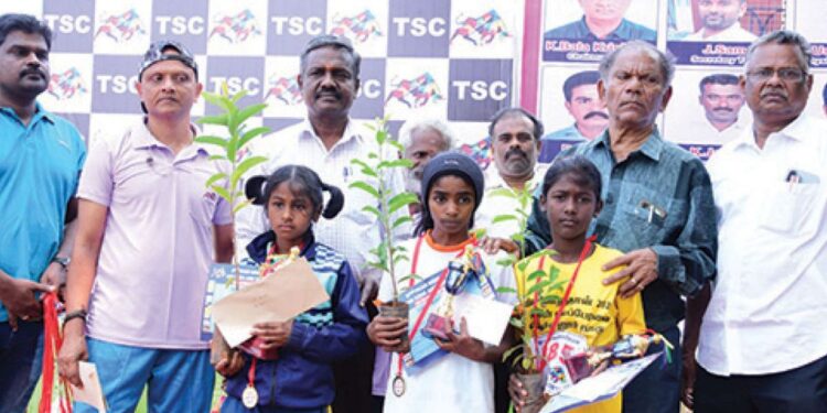 மேலூரில் மாரத்தான் திருவிழா: 1100 சிறுவர், சிறுமியர் பங்கேற்று சாதனை – பெண்களுக்கான ‘சாரி வாக்கத்தான்’ மகுடம்!