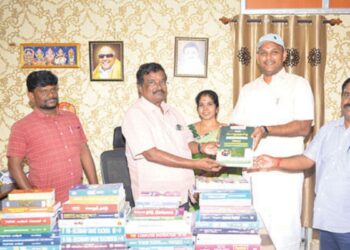 “அரசு வேலை உங்கள் கையில்!” – மேலூர் மாணவர்களின் ஐஏஎஸ், டிஎன்பிஎஸ்சி கனவை நனவாக்க ரூ.24,000 மதிப்பிலான புத்தகங்கள் வழங்கி அதிமுக அதிரடி!