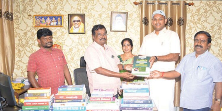 “அரசு வேலை உங்கள் கையில்!” – மேலூர் மாணவர்களின் ஐஏஎஸ், டிஎன்பிஎஸ்சி கனவை நனவாக்க ரூ.24,000 மதிப்பிலான புத்தகங்கள் வழங்கி அதிமுக அதிரடி!