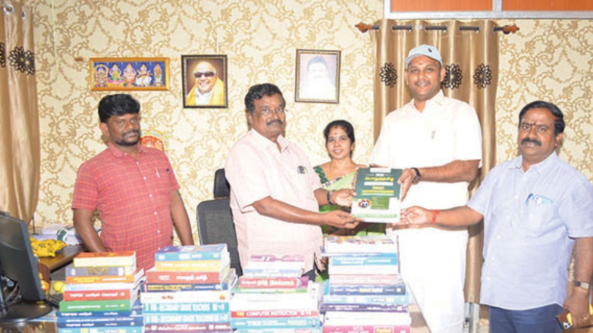 “அரசு வேலை உங்கள் கையில்!” – மேலூர் மாணவர்களின் ஐஏஎஸ், டிஎன்பிஎஸ்சி கனவை நனவாக்க ரூ.24,000 மதிப்பிலான புத்தகங்கள் வழங்கி அதிமுக அதிரடி!
