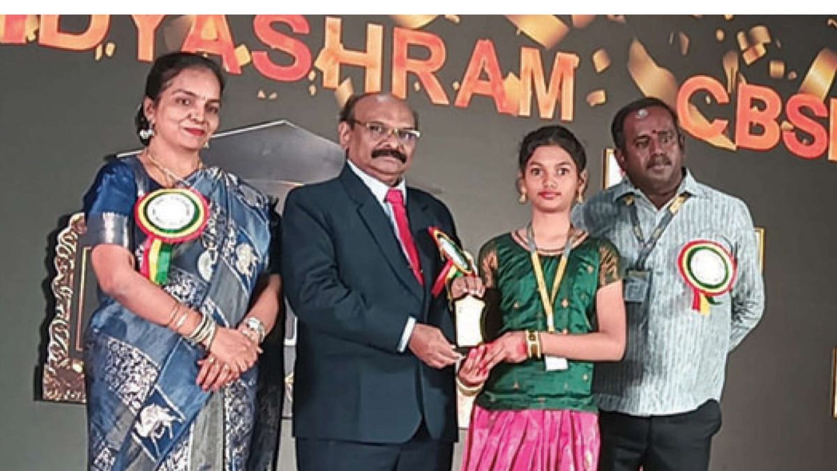 “புத்தகத் தாள்கள் வெற்றியின் கால்கள்!” – மதுரை வேதிக் வித்யாஷ்ரம் பள்ளி ஆண்டு விழாவில் பேராசிரியர் அப்துல்காதிர் எழுச்சியுரை!