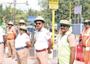 “தலைக்கு மேல் மின்விசிறி; சிக்னலில் ஏசி எஃபெக்ட்!” – திருப்பூரில் வாட்டும் வெயிலைச் சமாளிக்க போலீசாருக்கு ‘ஹைடெக்’ சோலார் தொப்பிகள்!